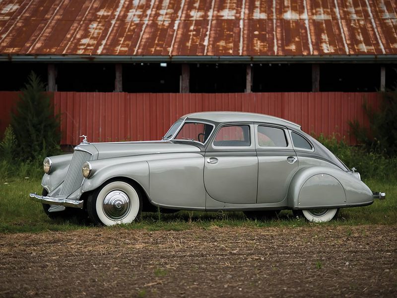 File:1933-pierce-arrow-molded-in-headlight.jpg